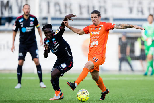 Helsingborgs Mamudu Moro i kamp om bollen med AFC