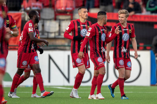 Östersunds Ludvig Fritzson jublar med lagkamrater
