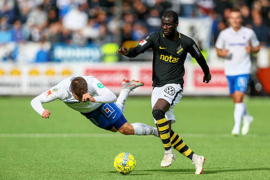 s Enoch Kofi Adu och Norrköpings Simon Skrabb
