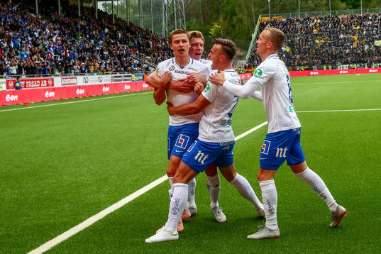 Norrköpings Simon Thern jublar med lagkamrater