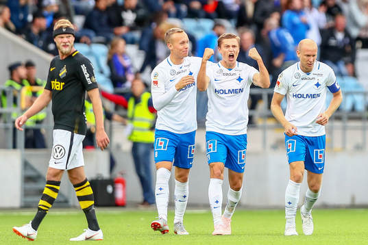 Norrköpings Simon Thern jublar med lagkamrater