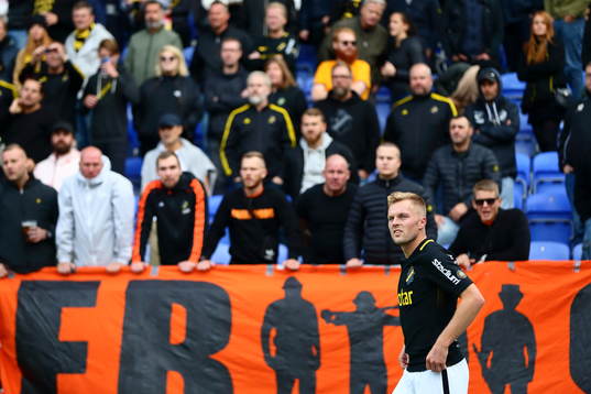 s Sebastian Larsson förbereder sig för att slå  en