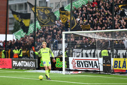s supportrar bakom sig