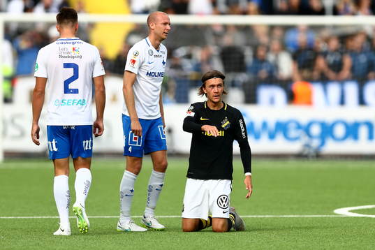 s Kristoffer Olsson blöder från kinden och Norrköpings