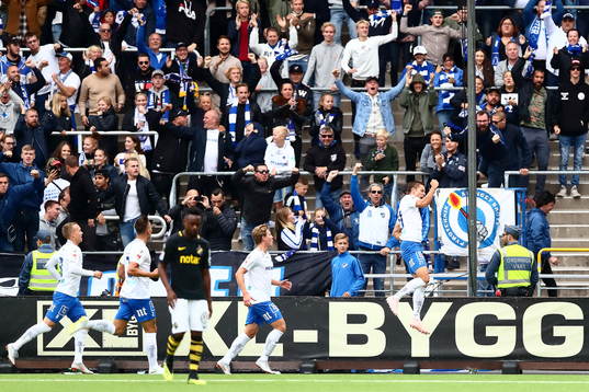 Norrköpings Simon Thern jublar framför sina supportrar