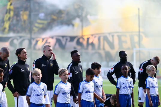 AIK står uppställda framför sina supportrar