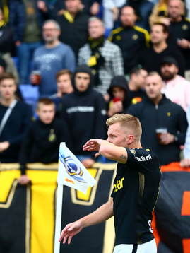 s Sebastian Larsson förbered sig för att slå en hörna