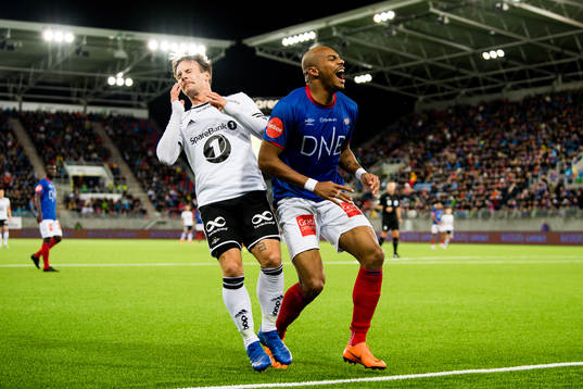 Mike Jensen of Rosenborg and Felipe Carvalho of Vålerenga