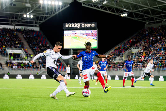 Jonathan Levi of Rosenborg and Sam Adekugbe of Vålerenga