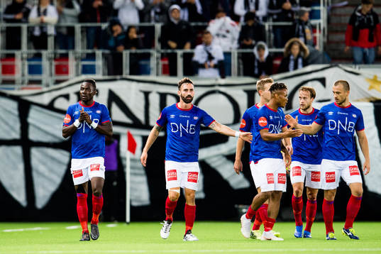 Sam Johnson of Vålerenga celebrates with his teammates