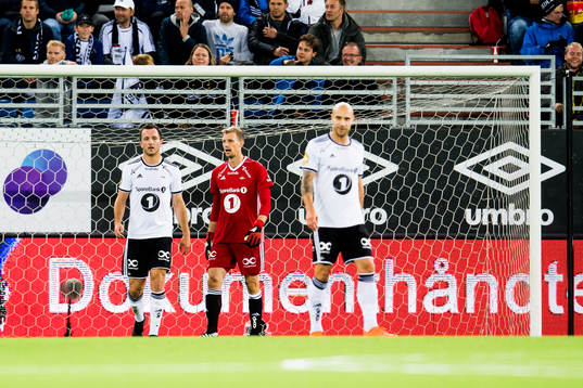 Even Hovland and goalkeeper André Hansen of Rosenborg look