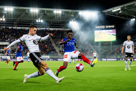 Jonathan Levi of Rosenborg and Sam Adekugbe of Vålerenga