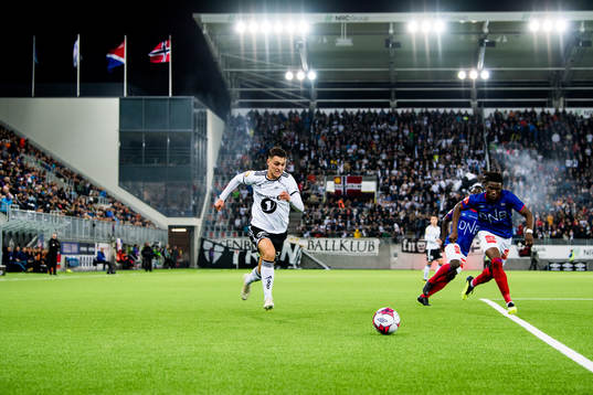 Jonathan Levi of Rosenborg and Sam Adekugbe of Vålerenga