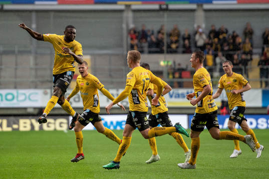 Elfsborgs Chinedu Obasi jublar med lagkamrater