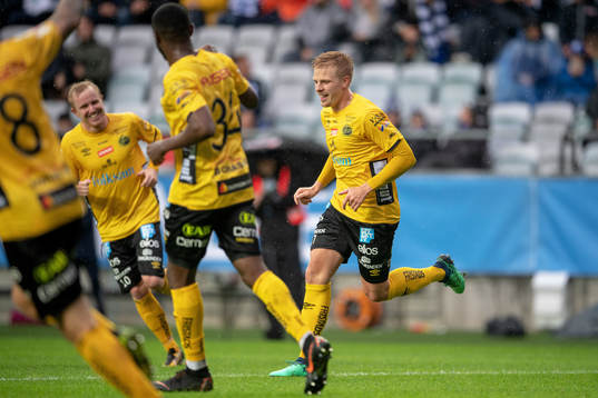 Elfsborgs Per Frick jublar med lagkamrater