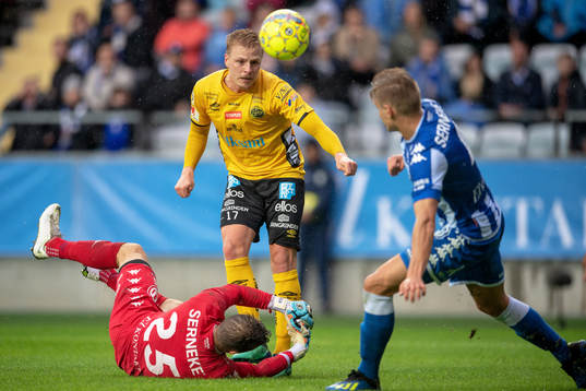 Elfsborgs Per Frick gör 0-2 bakom IFK Göteborgs målvakt