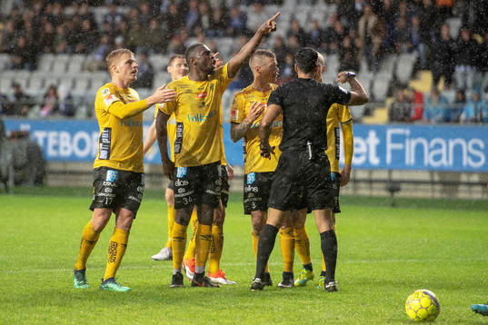 Elfsborgs spelare protesterar mot en straff i 85 minuten