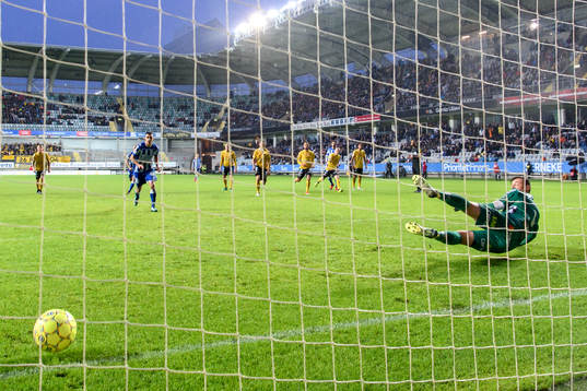 IFK Göteborgs Giorgi Kharaishvili gör 2-2 på straff