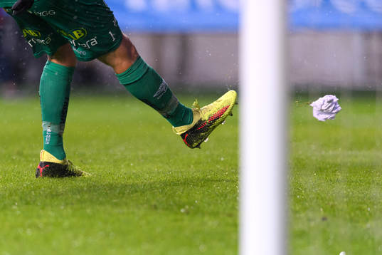 Elfsborgs målvakt Kevin Stuhr Ellegaard spraka undan ett