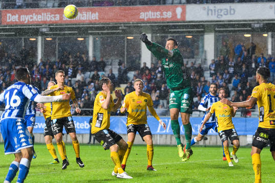 Elfsborgs målvakt Kevin Stuhr Ellegaard boxar undan bollen
