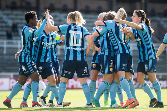 Djurgårdens Ingibjörg Sigurdadottir jublar med lagkamrater