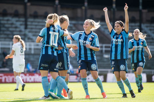 Djurgårdens Ingibjörg Sigurdadottir jublar med lagkamrater