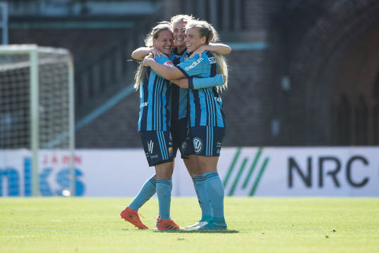 Djurgårdens Irma Helin jublar med lagkamrater