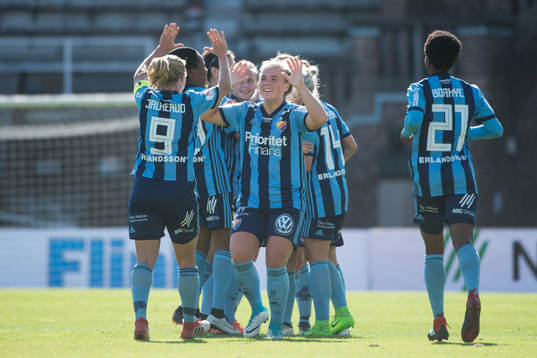 Djurgårdens Irma Helin jublar med lagkamrater