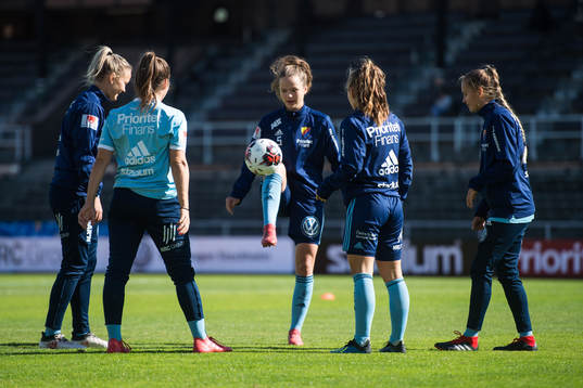Djurgårdens spelare värmer upp innan fotbollsmatchen i