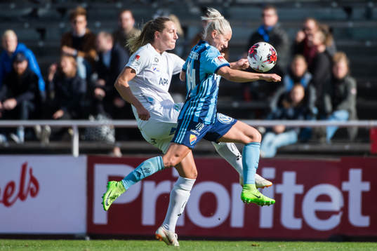 Djurgårdens Julia Spetsmark och Växjös Jennie Nordin