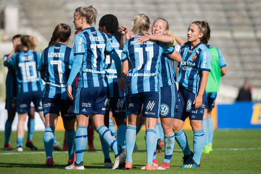 Djurgårdens Mia Jalkerud och Fanny Andersson  kramar om