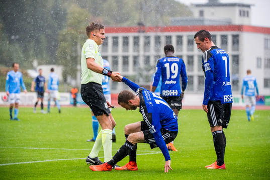 Marius Lien, referee, and André Reksten of Florø