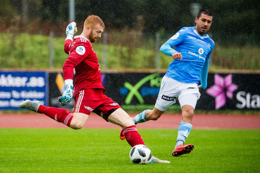 Goalkeeper Renze Fij of Florø and Sanel Kapidzic of
