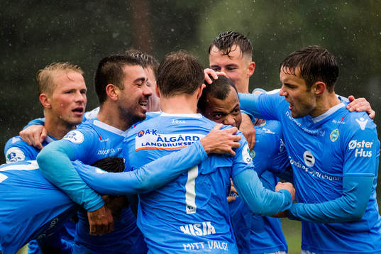 Erixon Danso of Sandnes Ulf celebrates with teammates