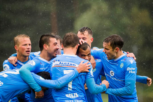 Erixon Danso of Sandnes Ulf celebrates with his teammates