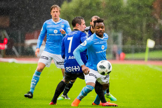 Peter Aase of Florø and Kachi of Sandnes Ulf