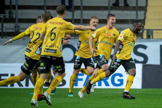 Elfsborgs Chinedu Obasi jublar med lagkamrater