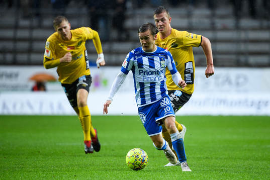 IFK Göteborgs Patrik Karlsson Lagemyr med Elfsborgs Simon