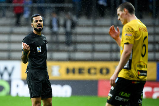 domare Mohammed Al-Hakim diskuterar med Elfsborgs Jon