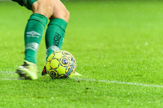 Elfsborgs målvakt Kevin Stuhr Ellegaard skjuter utspark