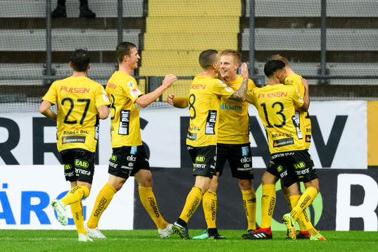 Elfsborgs Per Frick klappas om av lagkamraterna