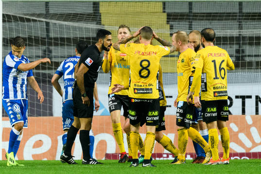 Elfsborgs spelarna reagerar då domare Mohammed Al-Hakim