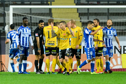 Elfsborgs spelarna reagerar då domare Mohammed Al-Hakim