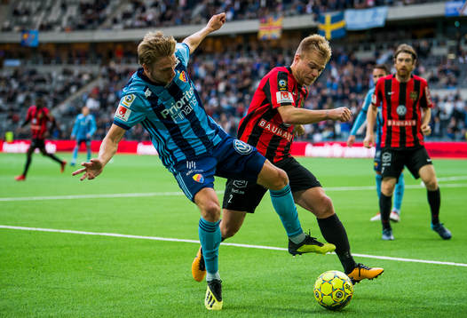 Djurgårdens Jonathan Ring (v) i en duell med