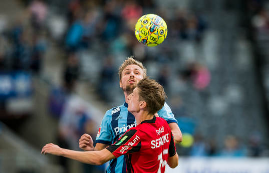 Djurgårdens Jonathan Ring (v) i en duell med