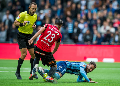 Djurgårdens Dzenis Kozica (h) i en duell med