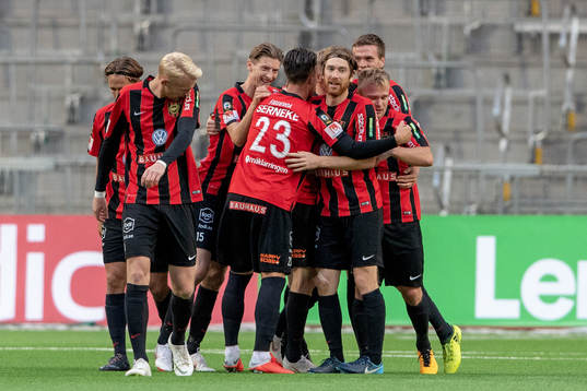 Brommapojkarnas Gustav Sandberg Magnusson jublar med