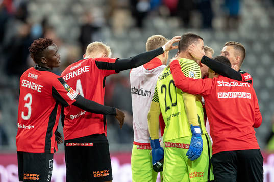 Brommapojkarnas spelare jublar