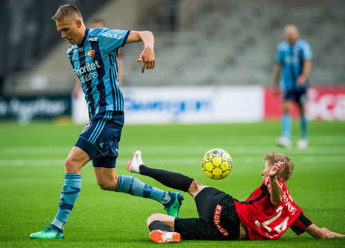 Brommapojkarnas Fritiof Björkén i en duell med