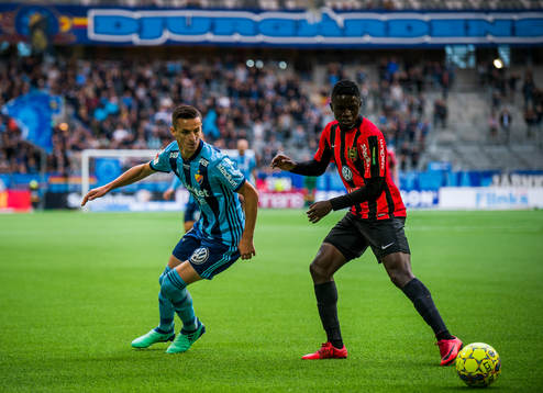 Djurgårdens Haris Radetinac i en duell med Brommapojkarnas